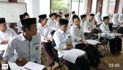 Sejumlah santri PPQ Safiitunnaja Kalibeber Mojotengah Wonosobo saat mengikuti pelatihan publik speaking di bulan ramadan ini. Foto : Muharno Zarka